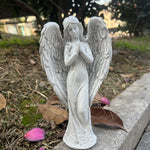 Détail des ailes de la statue d'ange sculpture jardin