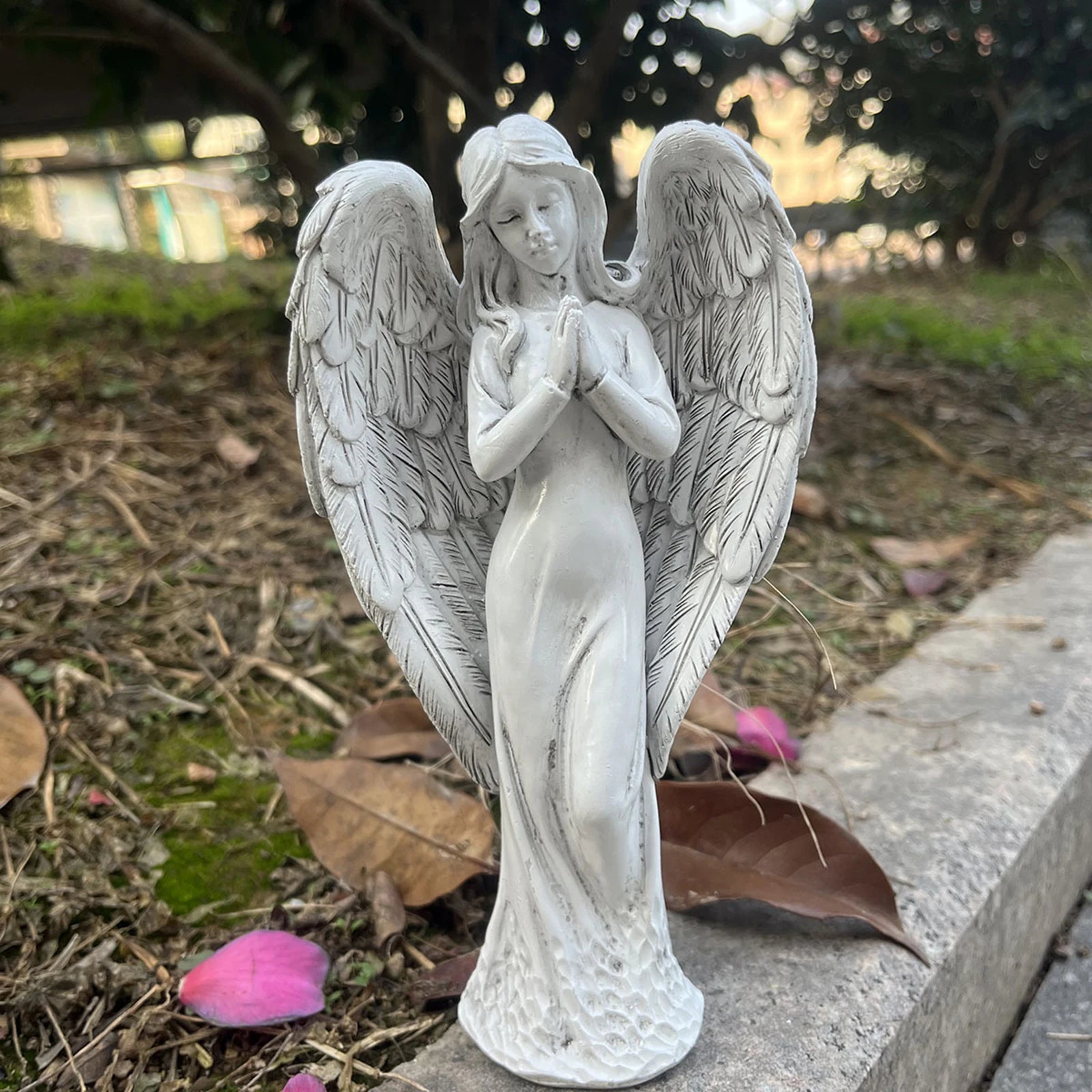 Détail des ailes de la statue d'ange sculpture jardin