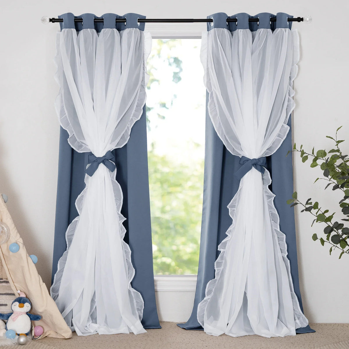 Rideaux élégants pour salon, combinaison de couleurs bleu et blanc, design moderne avec nœuds décoratifs, ajout de style et luminosité à la décoration intérieure, idéal pour chambres et salons.