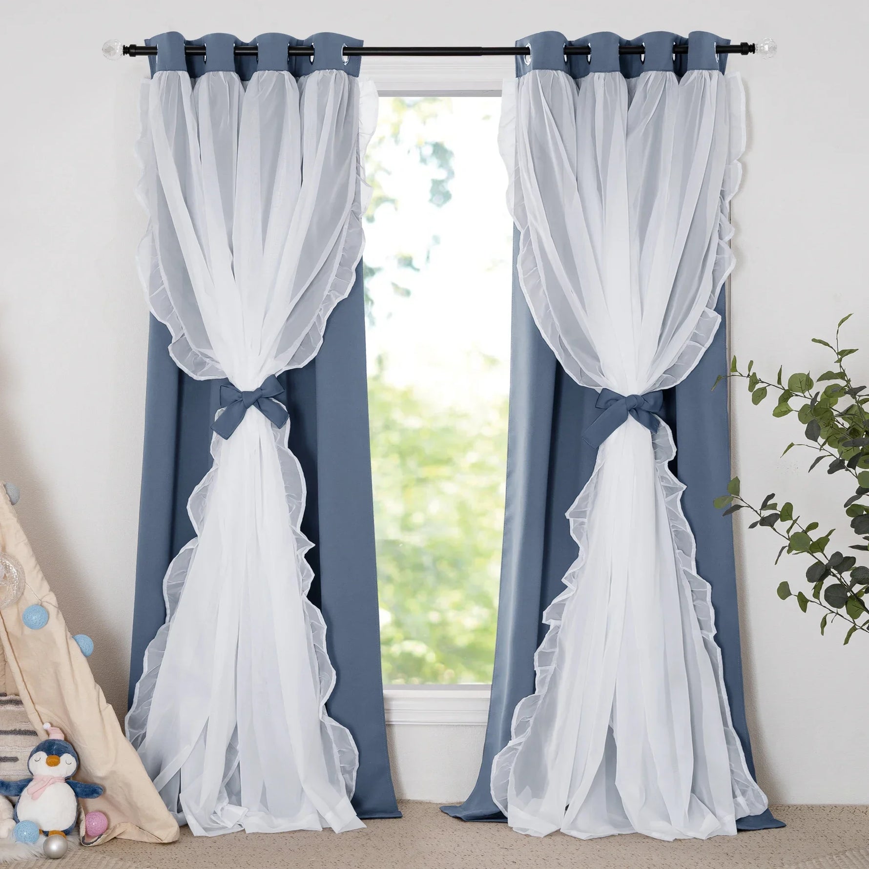 Rideaux élégants pour salon, combinaison de couleurs bleu et blanc, design moderne avec nœuds décoratifs, ajout de style et luminosité à la décoration intérieure, idéal pour chambres et salons.