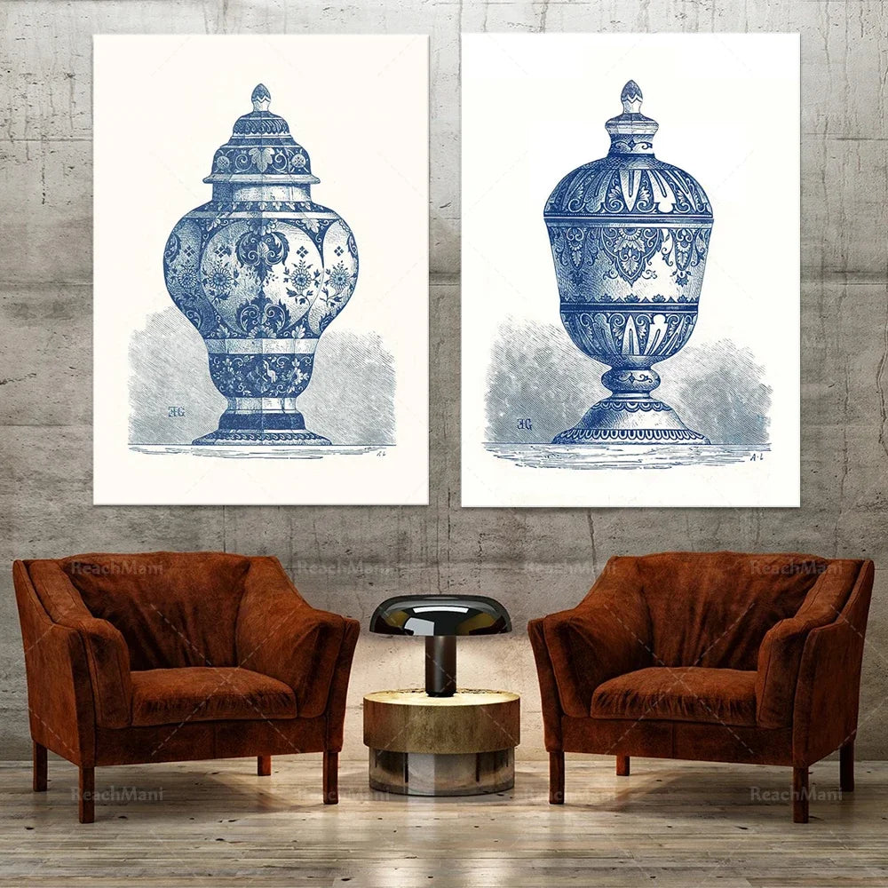 Deux affiches murales vintage représentant de belles urnes décoratives en bleu et blanc, entourées de fauteuils en velours brun sur un sol en bois.
