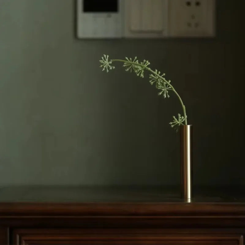 vase minimaliste doré épuré élégance intérieure composition florale contemporain fixations adhésives fleurs artificielles decoration