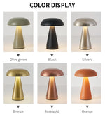 Lampe champignon doré éclairant une chambre d'enfant