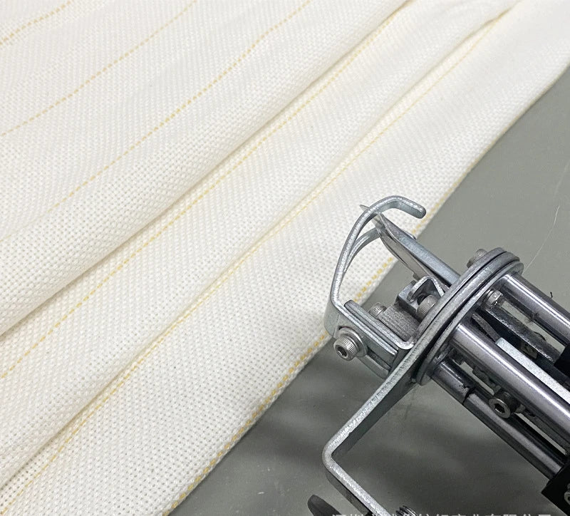 tapisserie tapis blanc jaune rayures horizontales clips métalliques tissu maille moderne artisanal