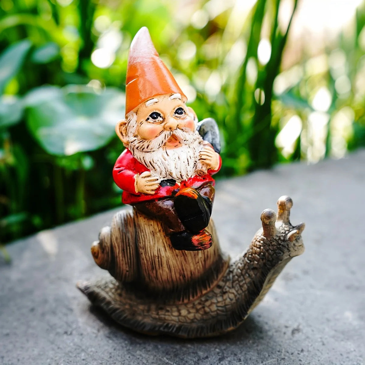 statue jardin gnome escargot orange rouge marron texturée fantaisiste champêtre décorativeextérieur forêt table bois