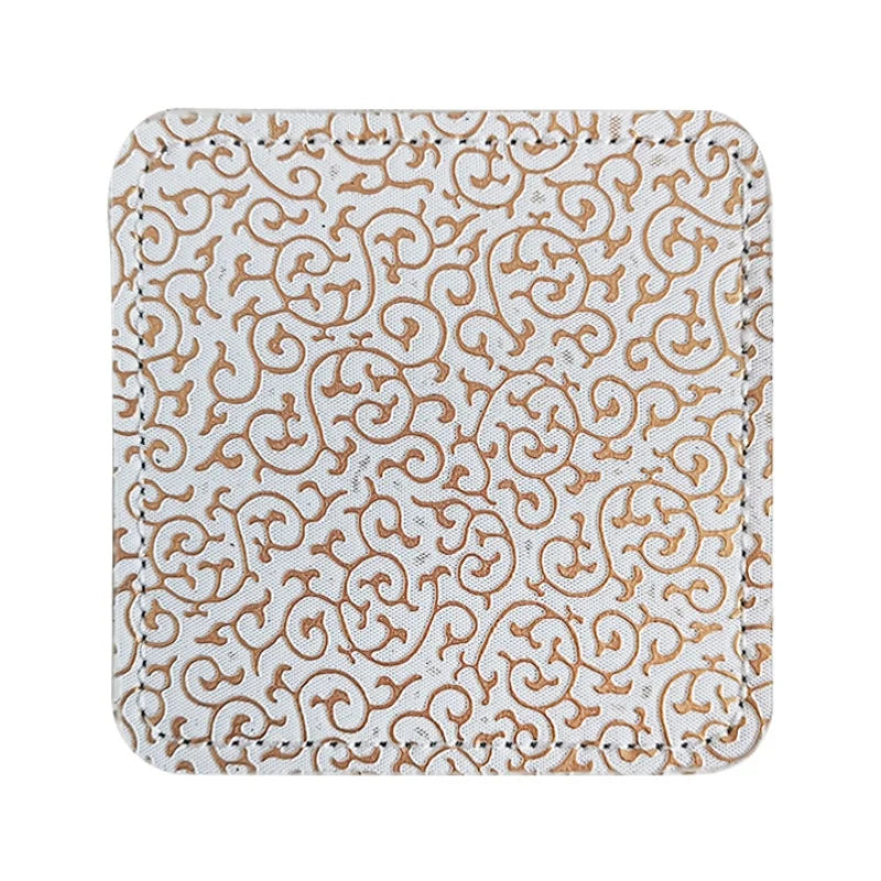 Élégant motif tourbillonnant à texture dorée sur fond clair, créant une impression subtile de dynamisme et de richesse.