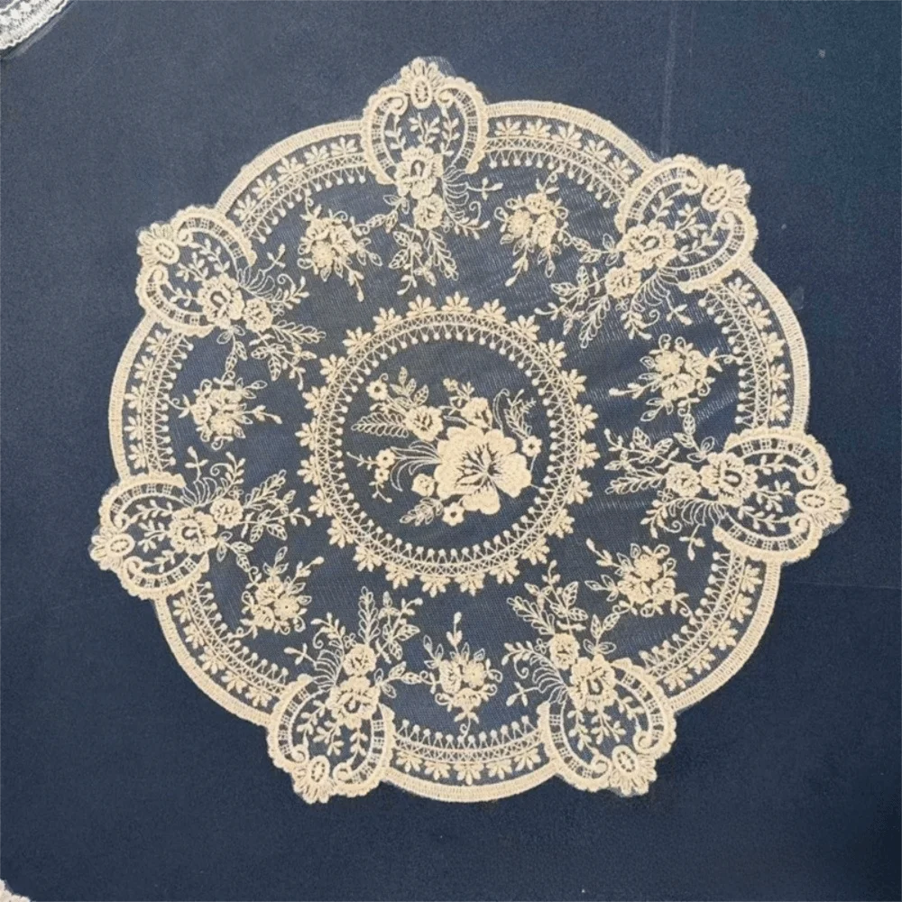serviettes table blanches broderie florale dentelle classique rectangle ovale pâques fête pastorale