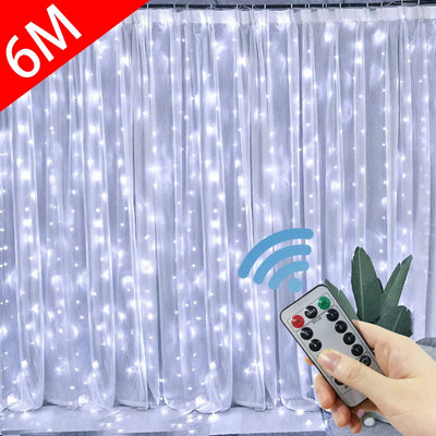 Guirlande lumineuse rideau LED blanc chaud sur fenêtre