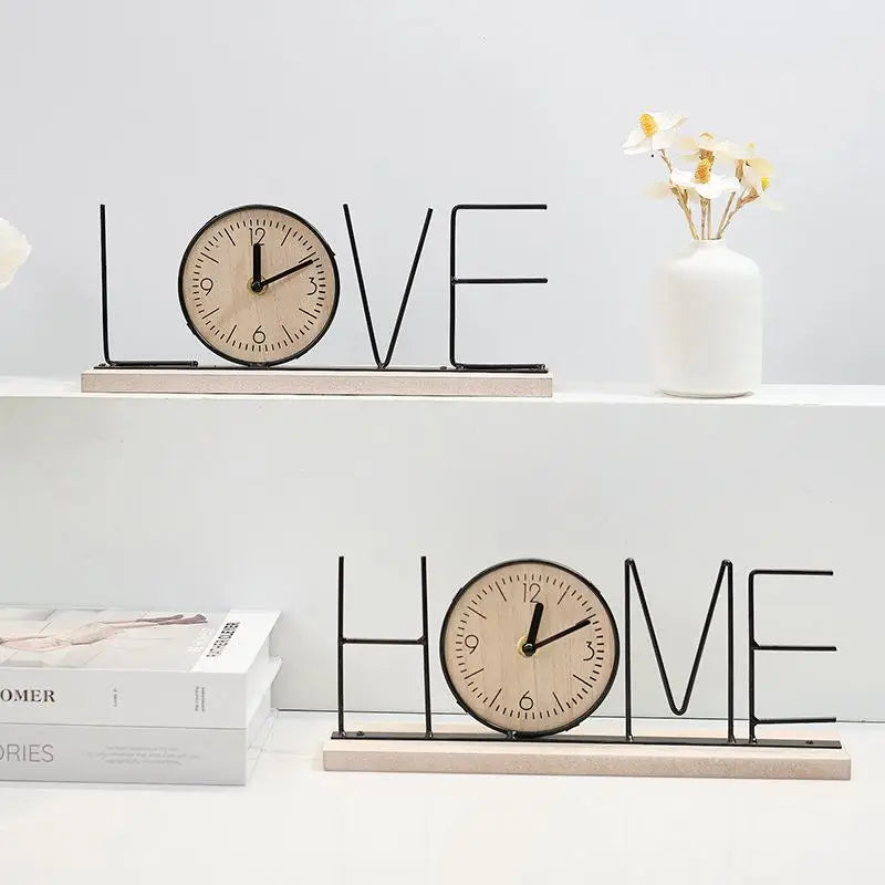 horloge murale LOVE minimaliste bois clair noir décoration moderne chambre salon
