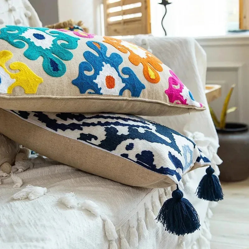 taies d'oreiller boho chic géométriques brodées couleurs vives pompons ethnique decoration intérieure respectueux environnement