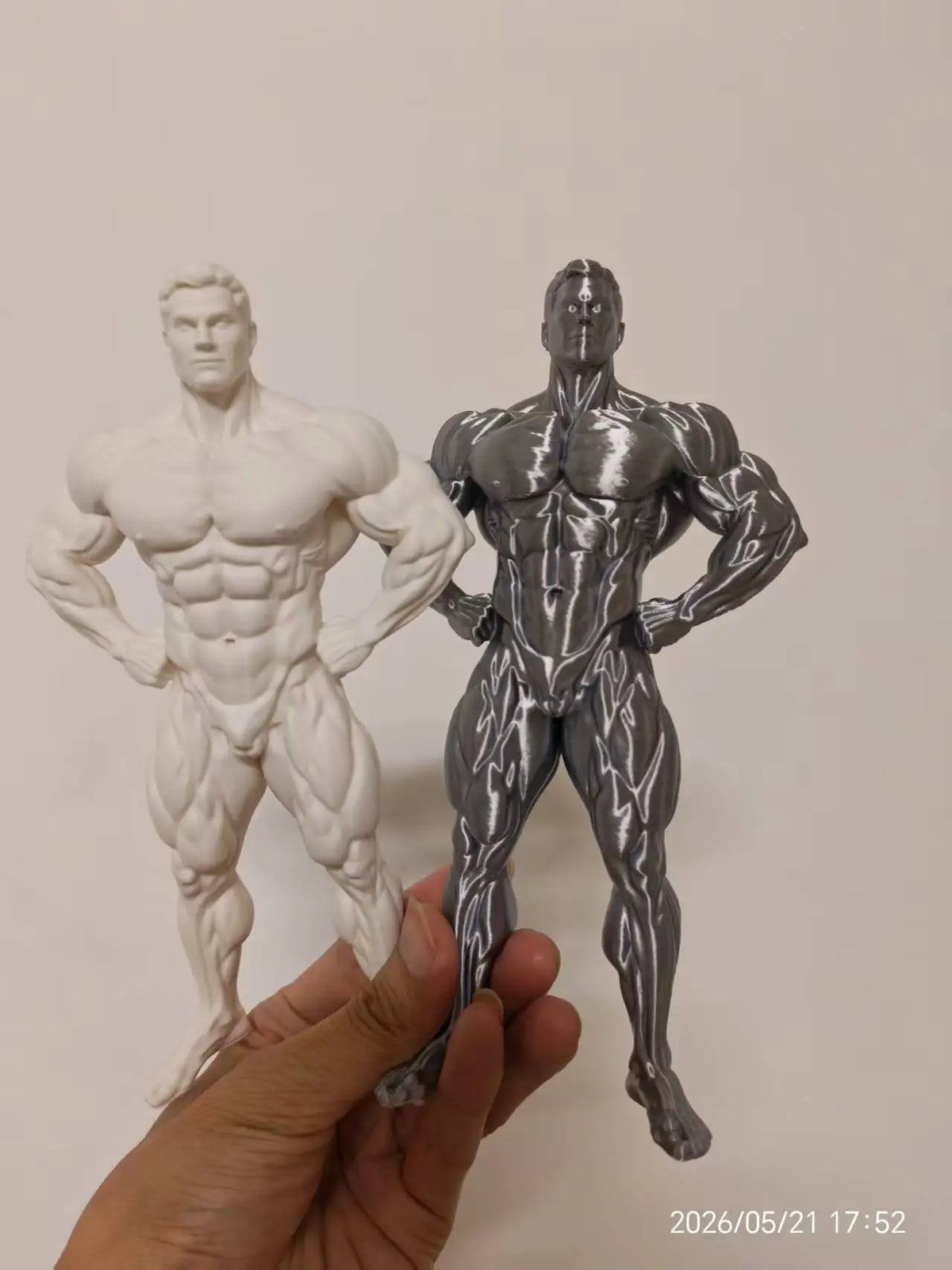 statue fitness réaliste musclé décoration sport muscle détaillé texture granulée blanc gris métallisé bracelet