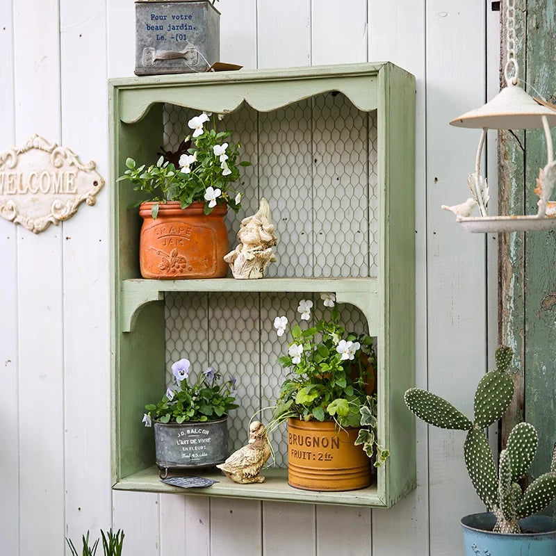 étagère murale vintage rustique panneau métal grillagé vert clair plante pot statue decorative bienvenue