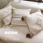 coussins décoratifs bohèmes crème motifs géométriques texture côtelée franges ethniques rusticité