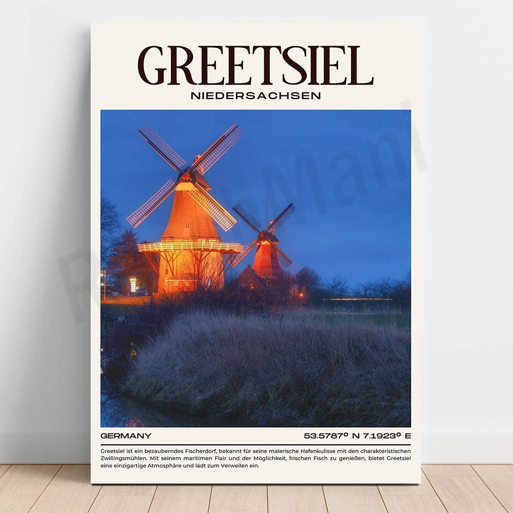 Cette image montre deux moulins à vent traditionnels éclairés la nuit dans un paysage rural, avec un ciel bleu en arrière-plan. Les moulins ont des roues de grandes tailles et sont une attraction touristique dans la région de Greetsieil, en Allemagne.