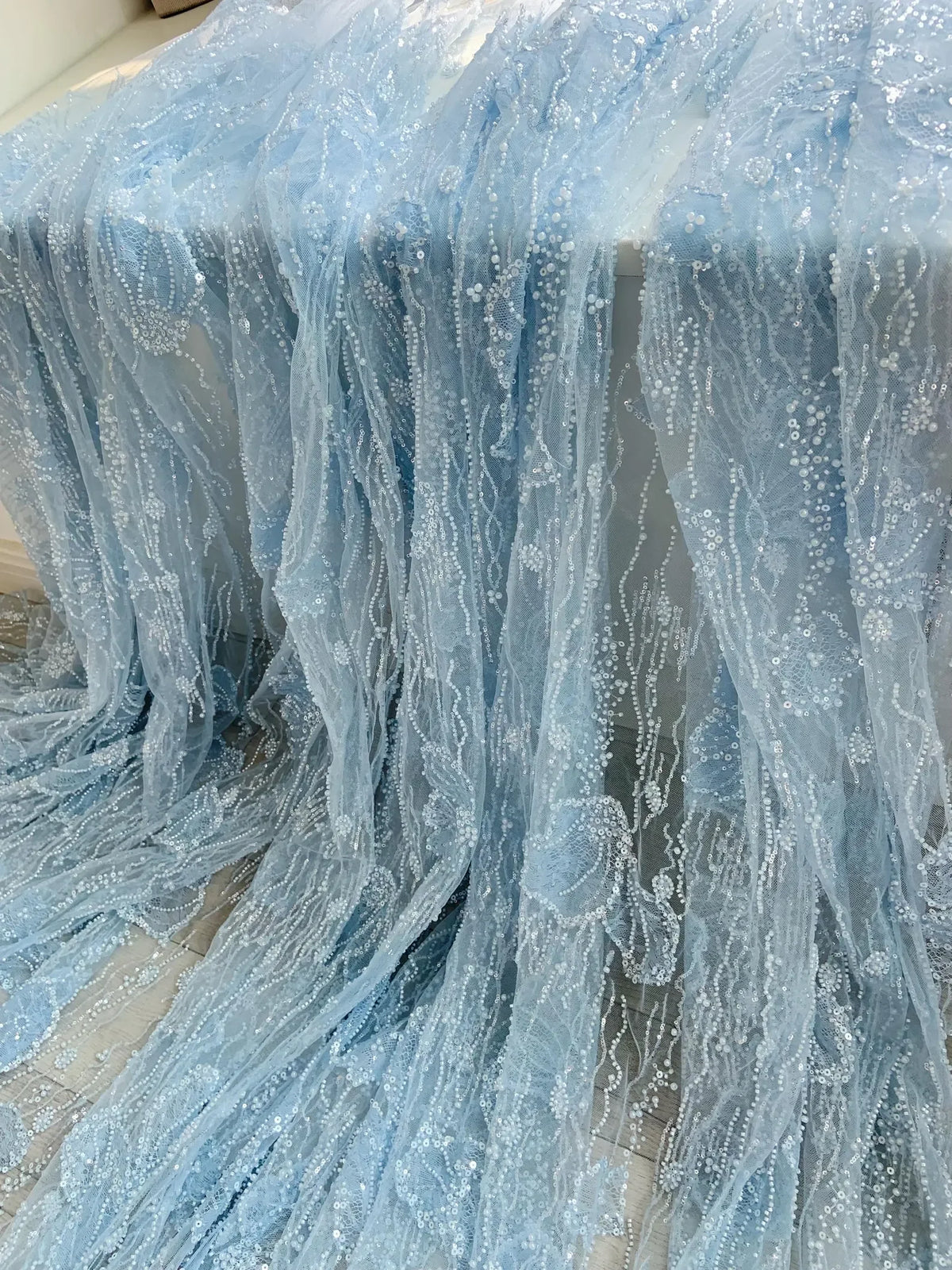 tissu dentelle broderie bleu clair élégant translucide polyester nylon large