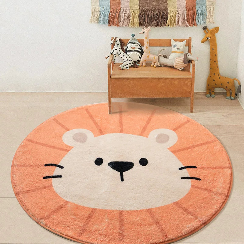 Un tapis rond représentant un mignon ourson en peluche dans une chambre d'enfant, entouré de jouets et d'un banc en bois.