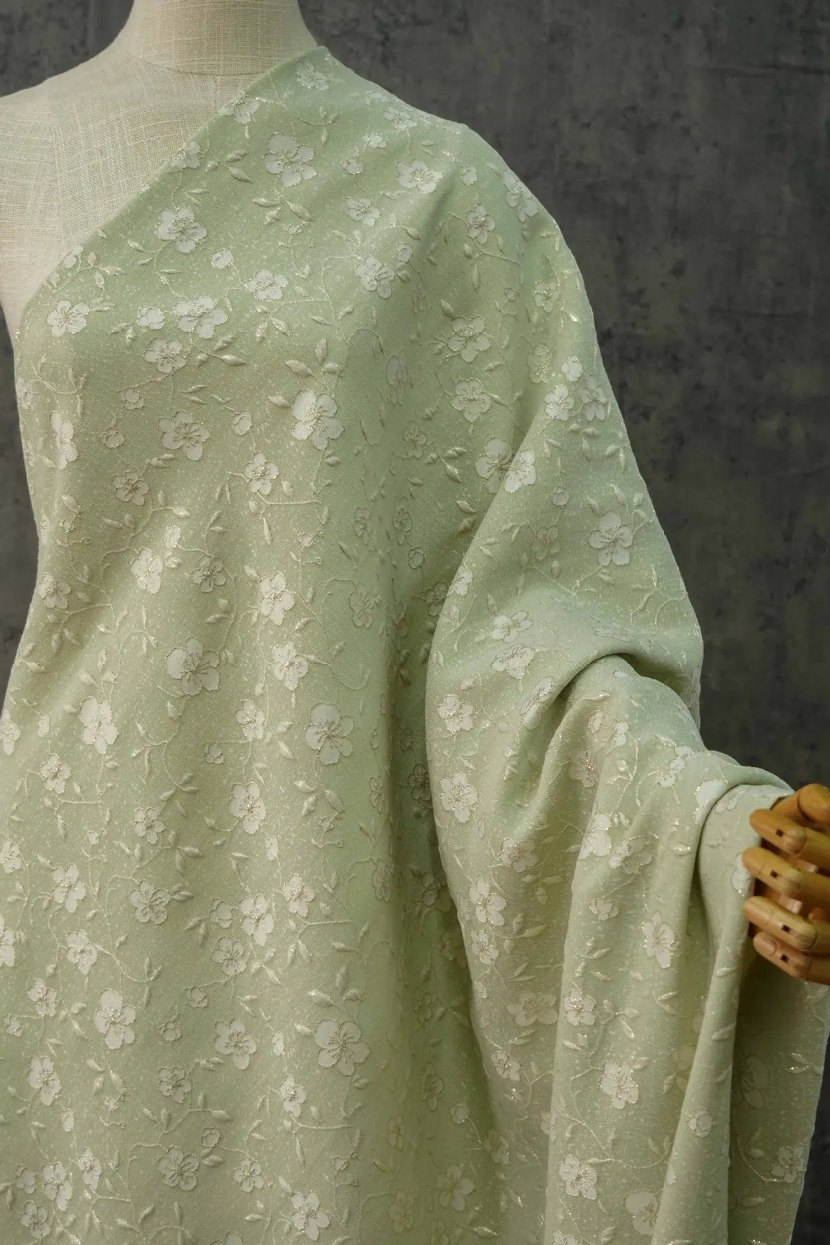 tissu brodé fleurs blanches vert clair beige polyester largeur 140cm opacité résistance intempéries respectueux
