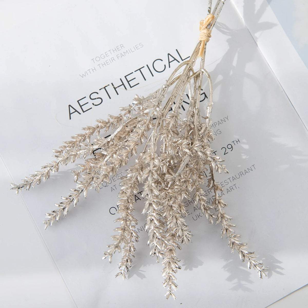décoration intérieure bouquet feuilles artificielles naturel minimaliste beige gris doré