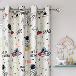 Rideau de chambre d'enfant sur le thème de l'espace avec motifs d'astronautes et de fusées. Design ludique pour une décoration inspirante et originale. Accessoire idéal pour une ambiance cosmique dans une pièce dédiée aux rêves et à l'imagination.
