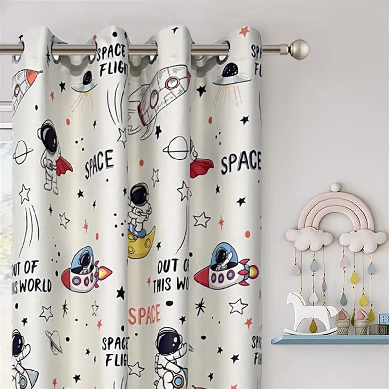 Rideau de chambre d'enfant sur le thème de l'espace avec motifs d'astronautes et de fusées. Design ludique pour une décoration inspirante et originale. Accessoire idéal pour une ambiance cosmique dans une pièce dédiée aux rêves et à l'imagination.
