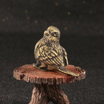 statuette oiseau plumes détaillées texture rugueuse nid d'oiseaux bout tronc arbre rochers mousse ornement