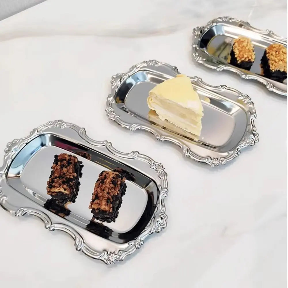assiettes dessert argentées ornements floraux classiques opalets lisses servir exposers bijoux élégants