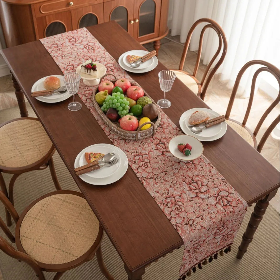 Une table en bois avec des assiettes et des fruits, placée dans une pièce chaleureuse et accueillante.