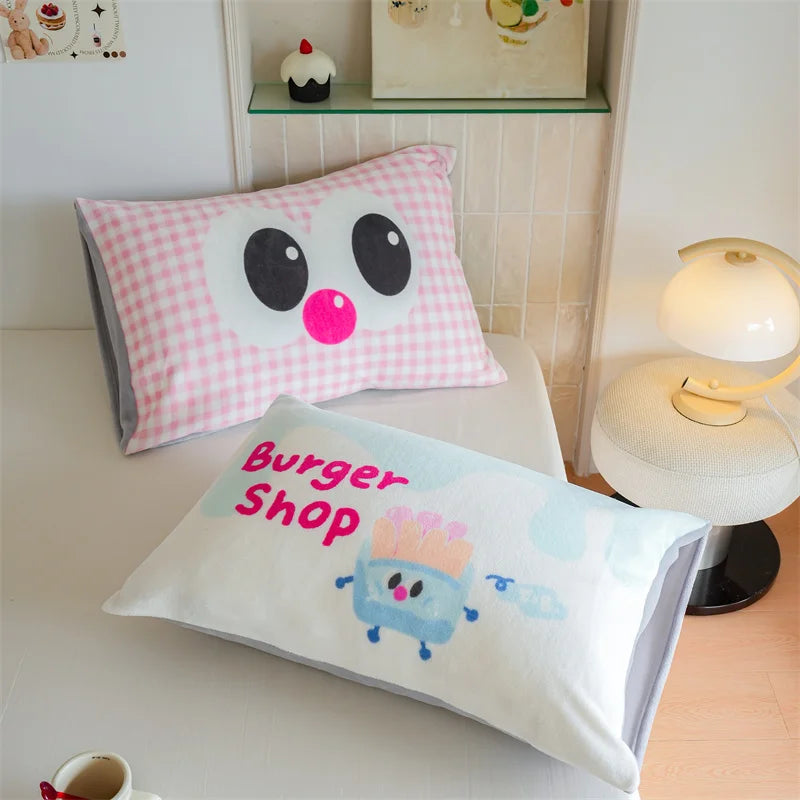 Oreiller décoratif avec motif mignon de personnage de dessin animé, accompagné d'un livre-coussin illustré avec un magasin de hamburgers.