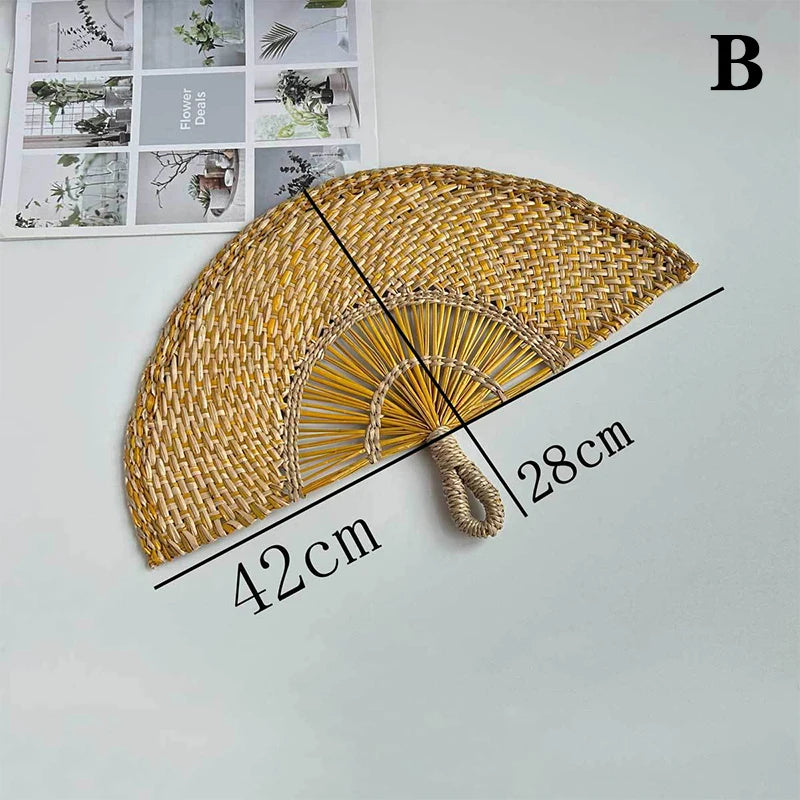 éventail pliant tissé raphia motifs géométriques naturel vert bleu marron jaune anneaux métalliques traditionnel