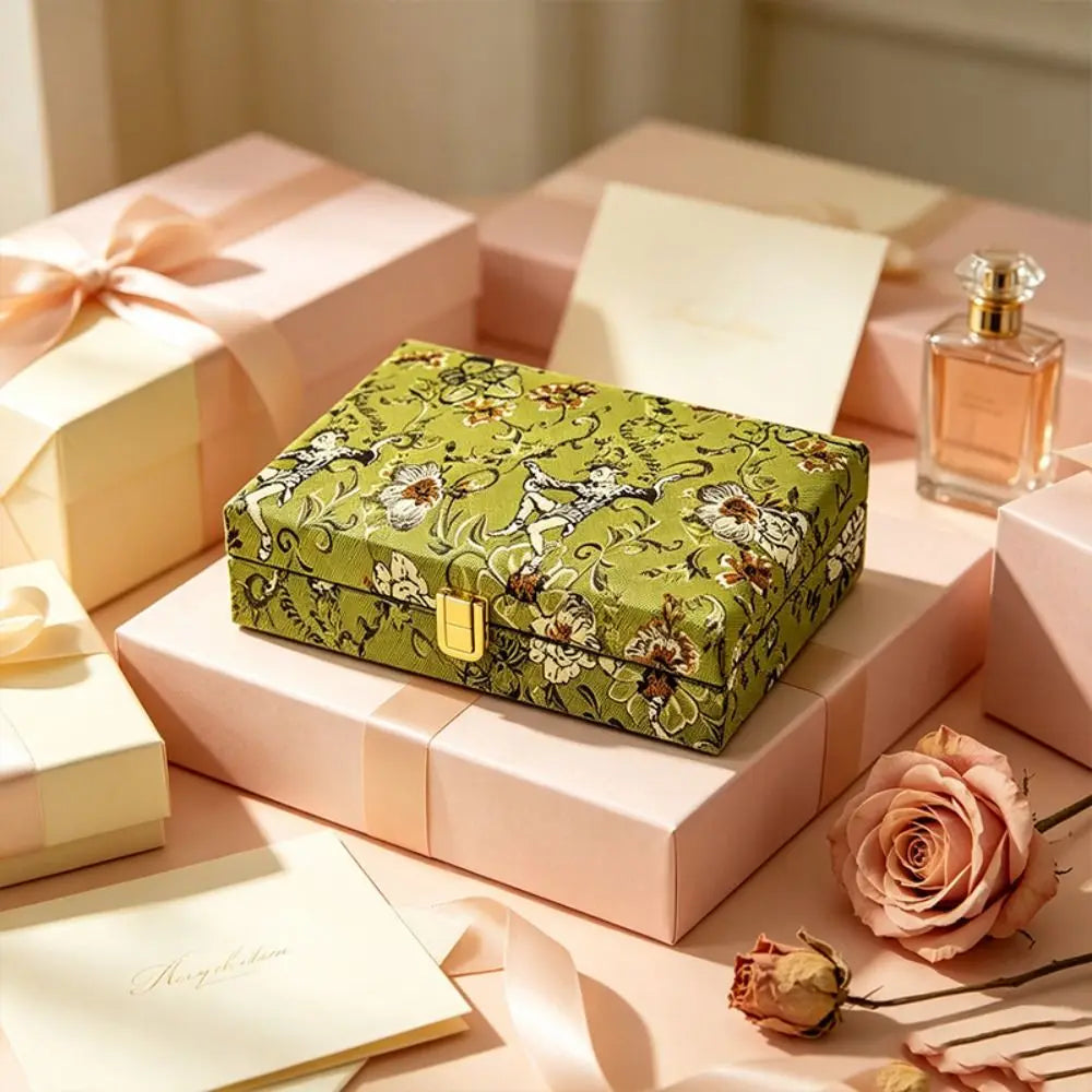 boîte bijoux classique vintage compartiments fleurs velours intérieur vert beige rouge
