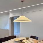 suspension lumineuse moderne minimaliste beige clair abatjour opaque câbles métalliques rouge salon chambre
