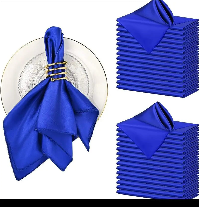 serviettes pliées serviettes satin noir or bleu roi classiques anneaux dorés table
