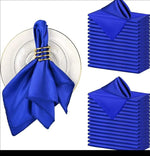 serviettes pliées serviettes satin noir or bleu roi classiques anneaux dorés table