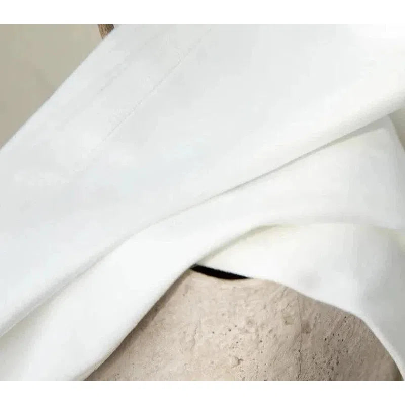Image d'un tissu blanc doux et élégant, parfait pour les créations de mode modernes. Ce textile polyvalent offre un style raffiné et intemporel, idéal pour les vêtements haut de gamme et les accessoires de design intérieur.