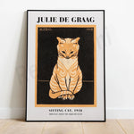 Une affiche moderne et épurée présentant une illustration stylisée d'un chat assis, avec le titre de l'artiste Julie de Graag et la date de 1918 indiquée.