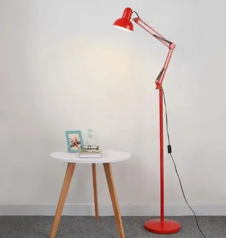 lampe sol moderne rouge bleu jaune blanc noir métal lisse industriel interrupteur flexible