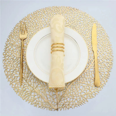 Napperon PVC doré carré sur table moderne