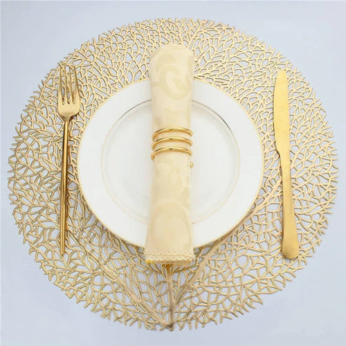 Napperon PVC doré carré sur table moderne