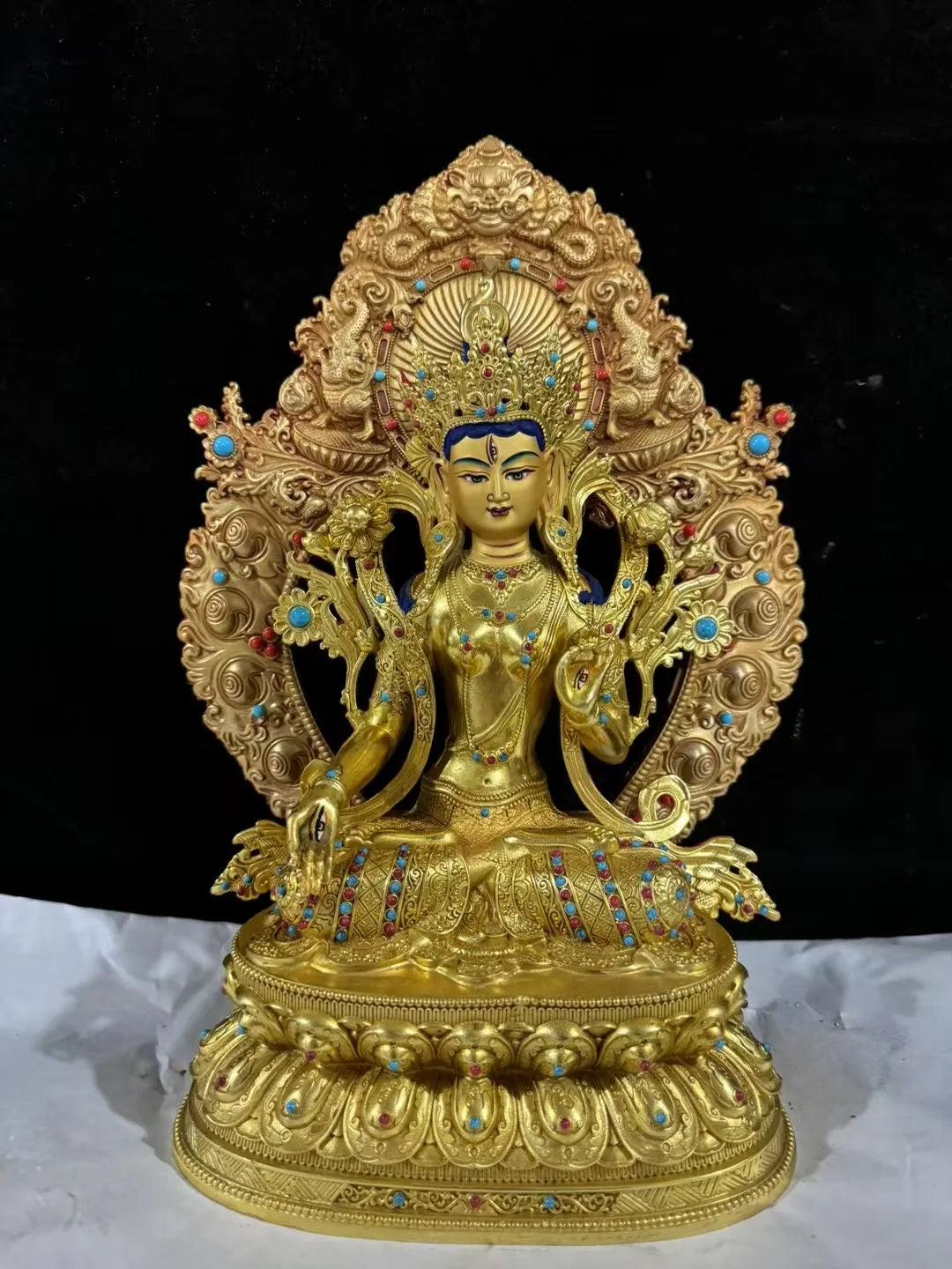 statue bouddhiste or bleu rouge turquoise décoration florale tibétain multiple bras base lotus