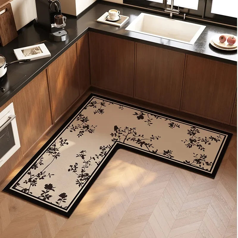 Tapis de cuisine motif floral noir et beige dans un intérieur moderne avec comptoir en bois et évier en acier inoxydable.