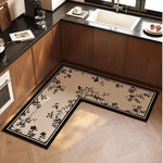 Tapis de cuisine motif floral noir et beige dans un intérieur moderne avec comptoir en bois et évier en acier inoxydable.