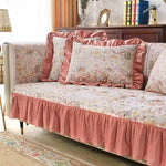 Cette jolie chambre à coucher présente un canapé aux couleurs douces et fleuries, qui apporte une touche romantique à l'espace.