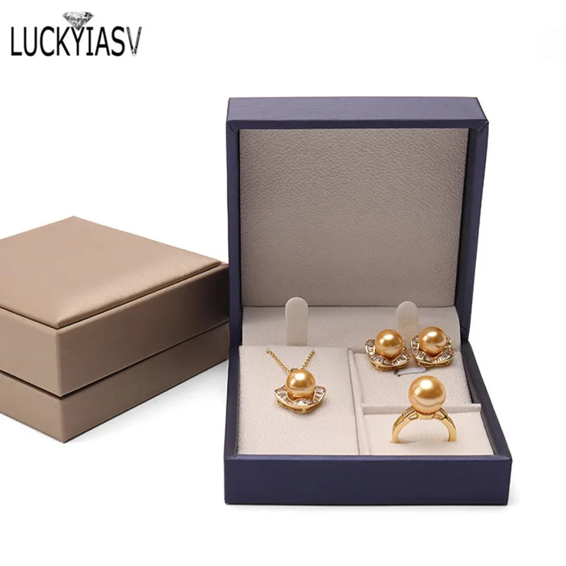 Boîte à bijoux en cuir vert sur une coiffeuse