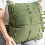 coussin vert olive rayures moderne décoration intérieure blanc motif géométrique noir plissé