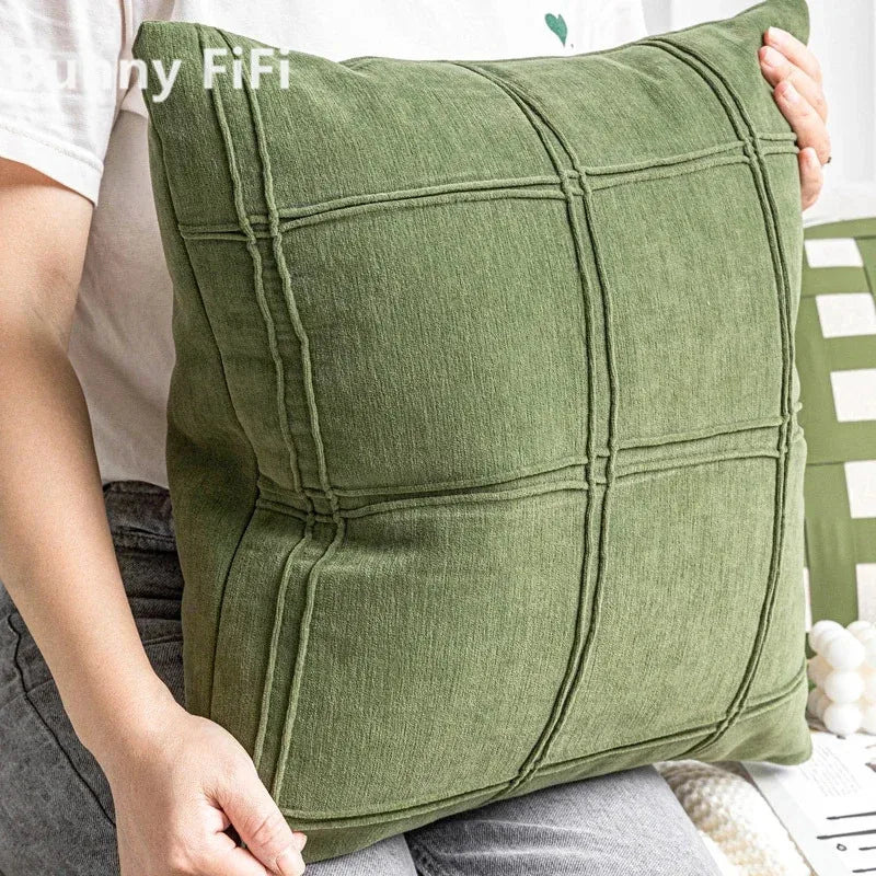 coussin vert olive rayures moderne décoration intérieure blanc motif géométrique noir plissé