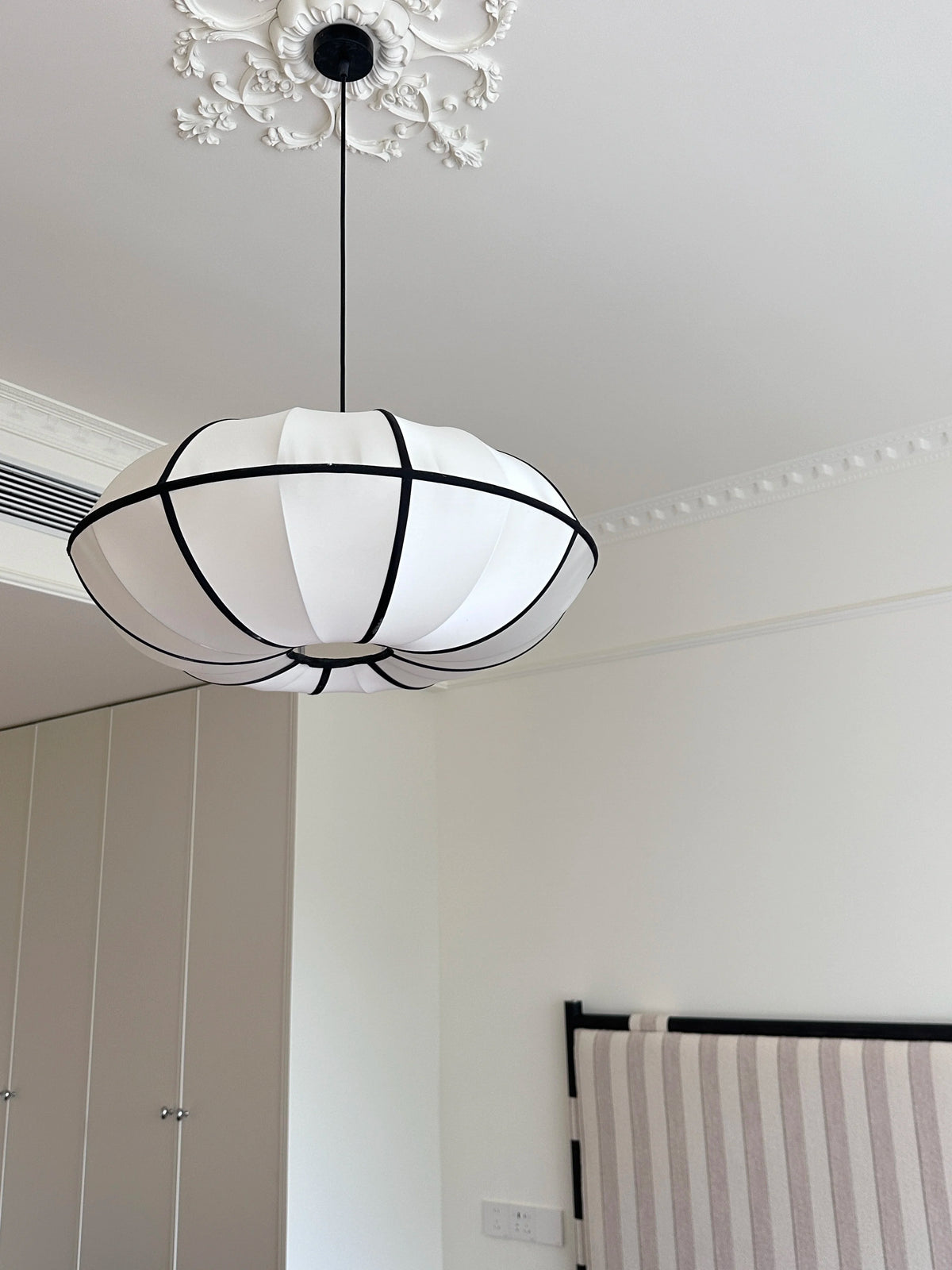 lampe suspendue moderne blanche noire rayures opaques chambre salon étude