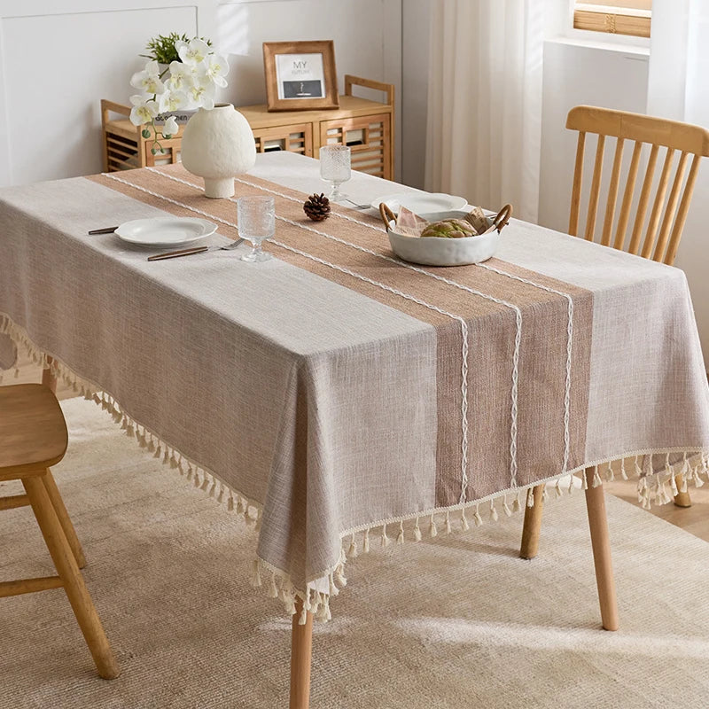 nappe rustique rectangle polyester moderne beige rayures tissage fin assiettes blancs couverts métalliques décoration