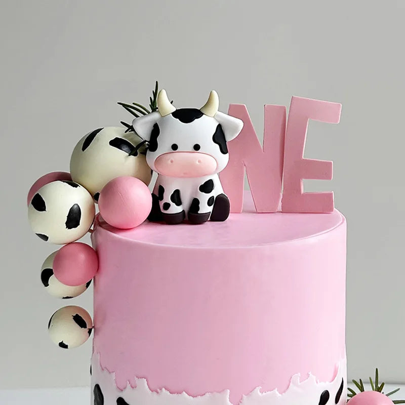 décoration gâteau thème vache anniversaire lettres ONE BABY boules roses blanches farmhouse party