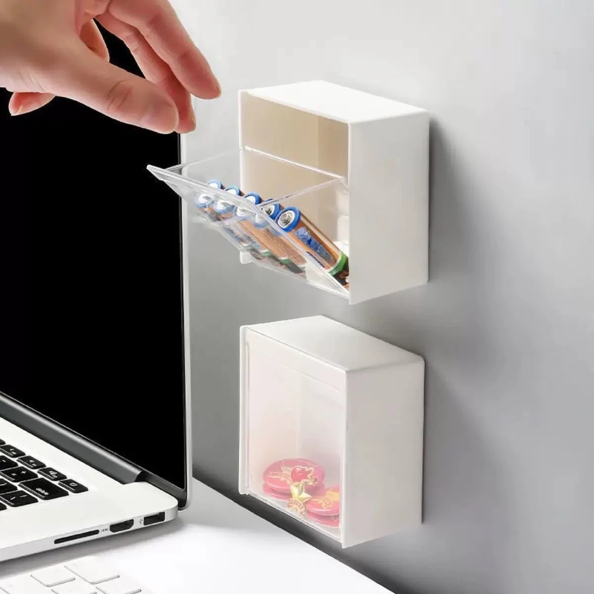 boîte rangement murale adhésive blanche moderne éponge bâtonnets coton pochettes lingettes flacons cosmétiques