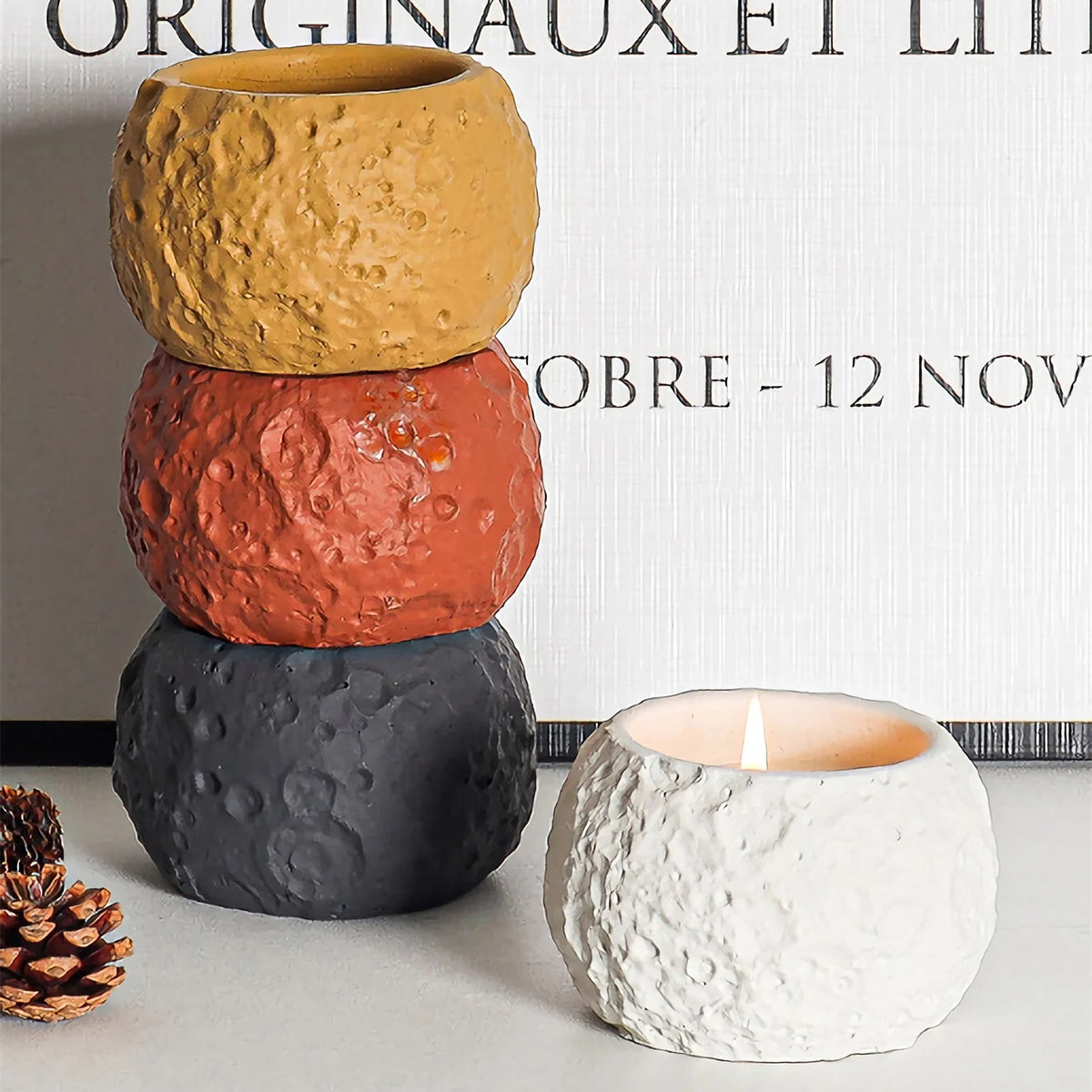bougies parfumées lune texturée cratères décoratives modernes opaques multicolores rangement table